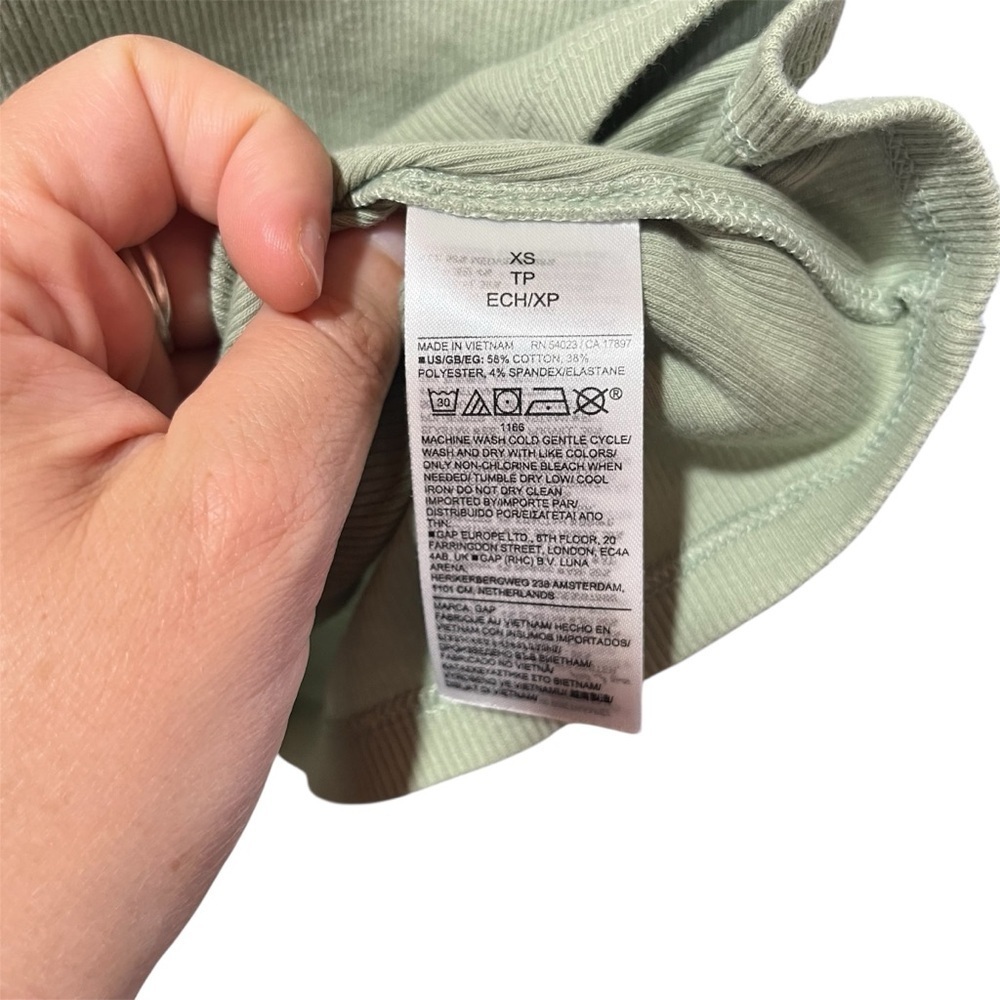 GAP~ Women’s Ribbed Short Sleeve Henley in Desert Sage Green XS - Picture 3 of 9